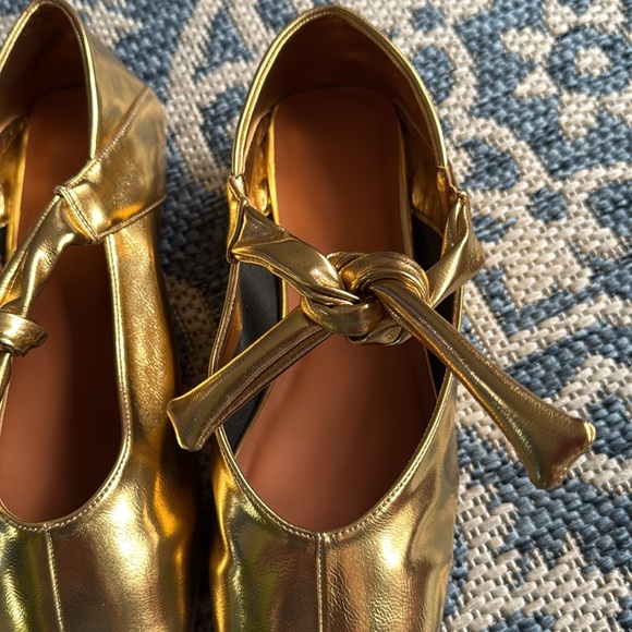 Gold Women's Shoes with Bow Detail NEW - Picture 2 of 6